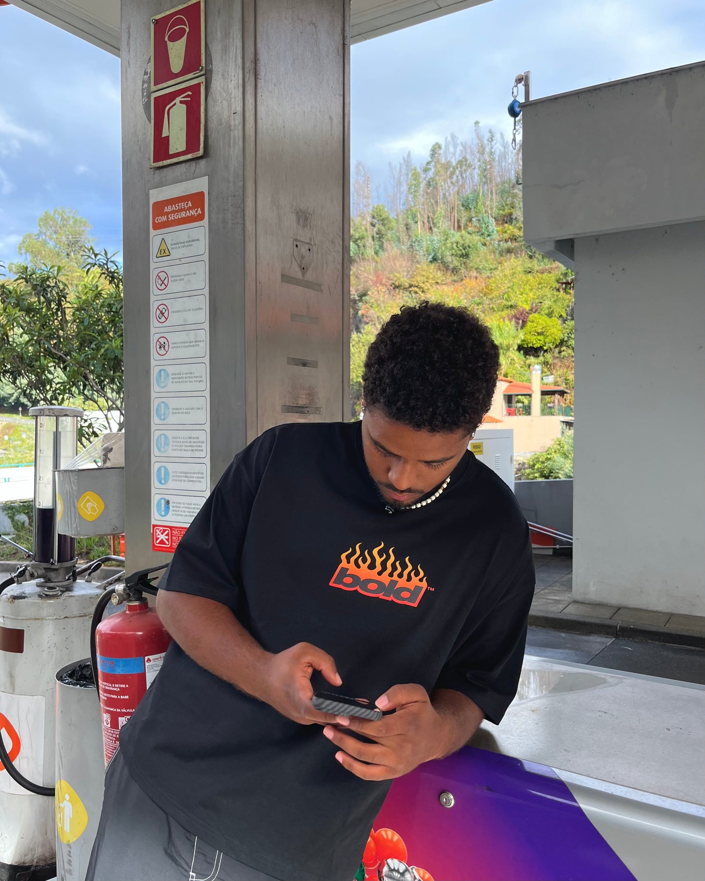 BOLD STORIES TEE BLACK