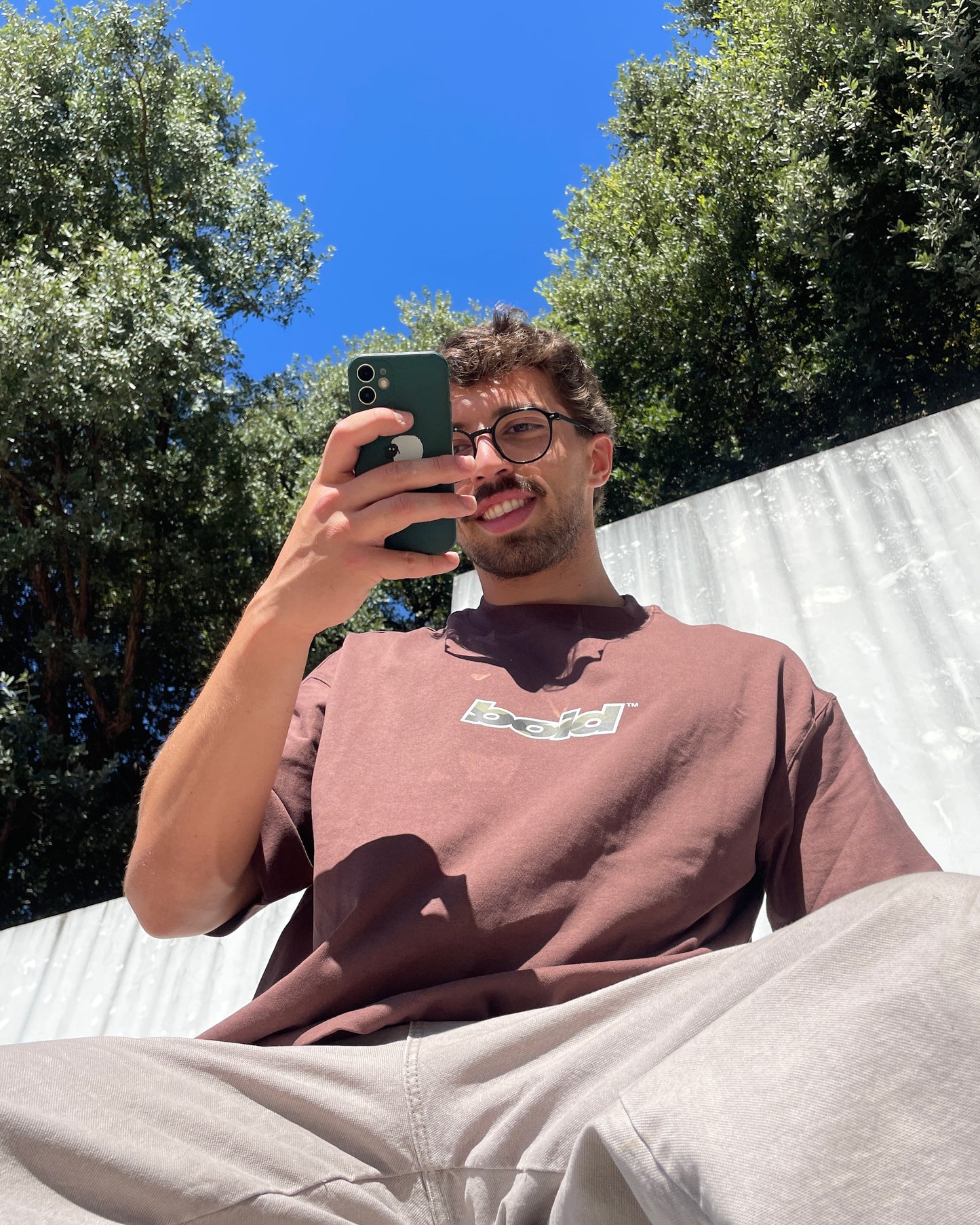 BOLD STORIES TEE BROWN